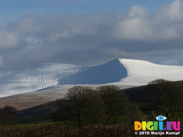 FZ026023 Snow on Pen Y Fan